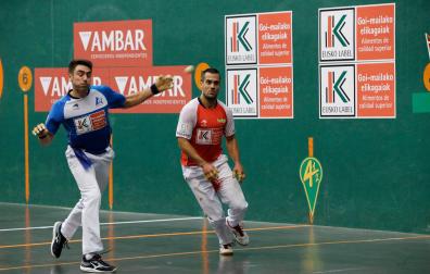 Peio Etxeberria dibuja una descolgada en presencia de Oinatz Bengoetxea durante el partido de ayer en el Municipal de Balmaseda