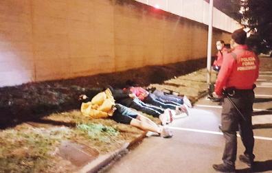 Los cuatro arrestados en Refena nada mas ser detenidos por agentes de la Policía Local