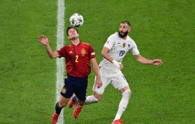 El navarro César Azpilicueta trata de controlar un balón ante la mirada de Benzema