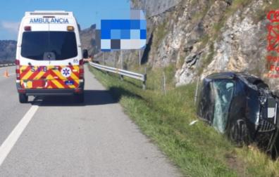 El vehículo, volcado tras salirse de la vía