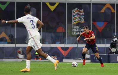 César Azpilicueta conduce el balón en la final ante Francia
