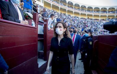 Isabel Díaz Ayuso durante la corrida de toros en Las Ventas, este martes 12 de octubre