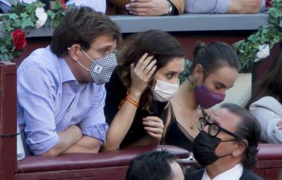 José Luis Martínez Almeida e Isabel Díaz Ayuso durante la corrida de toros en Las Ventas