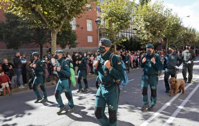 Un momento del desfile que recorrió la Avenida Galicia, en Pamplona, con el paso del grupo de rescate en montaña, el GREIM