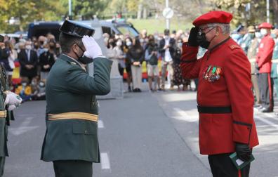Agustín Hernández, jefe de Tráfico de la Guardia Civil, saluda al jefe de la Policía Foral, Juan Carlos Zapico, durante el 12 de octubre en Pamplona