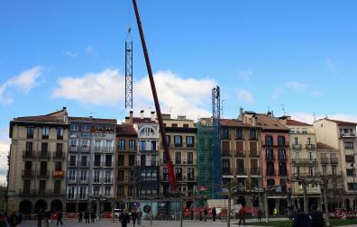 Montaje de grúas para la rehabilitación de un edificio de viviendas en la Plaza del Castillo de Pamplona