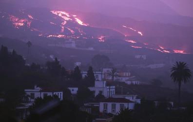 La lava del Cumbre Vieja, vista desde la localidad de Tajuya