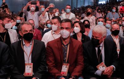 El expresidente del Gobierno, José Luis Rodríguez Zapatero, el presidente del Gobierno, Pedro Sánchez y el expresidente del Gobierno, Felipe González, en el acto de apertura oficial, enmarcado en la segunda jornada del 40 Congreso Federal del PSOE