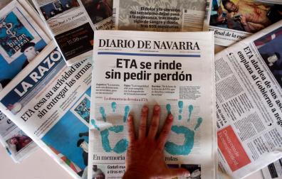 Portadas de los periódicos con el anuncio de ETA del cese definitivo de los atentados