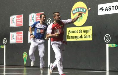 Oinatz Bengoetxea golpea a la pelota en el transcurso del partido de este domingo