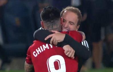 Abrazo del Chimy Ávila y Jagoba Arrasate