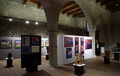 Paisajes, retratos y obras abstractas de Pikabea junto a esculturas de Lesagibel en la sala gótica del Palacio del Condestable