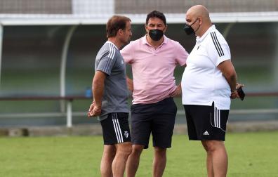 Braulio, Jagoba Arrasate y Cata, que acaban contrato en 2022, en una charla en Tajonar