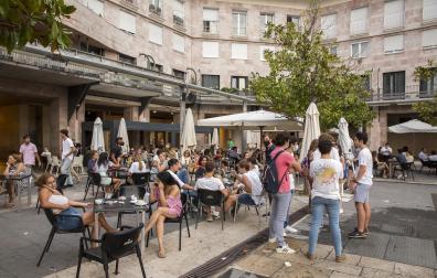 Jóvenes disfrutando del buen tiempo en las terrazas de la plaza Yamaguchi, en una fotografía de archivo