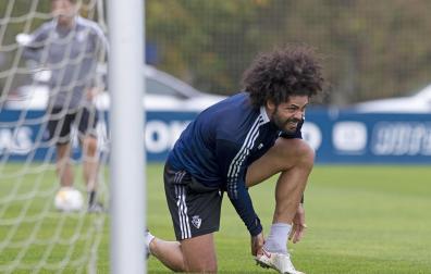 Aridane se ajusta una bota durante el entrenamiento de este miércoles