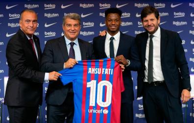 El presidente del FC Barcelona, Joan Laporta, el vicepresidente deportivo, Rafa Yuste, el director deportivo, Mateu Alemany, y el centrocampista Ansu Fati, en el acto de la renovación del jugador hasta 2027