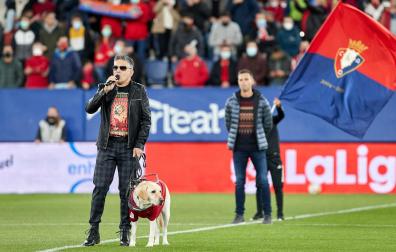 El cantante Serafín Zubiri interpretó desde el centro del campo junto a su perro el himno del Centenario de Osasuna