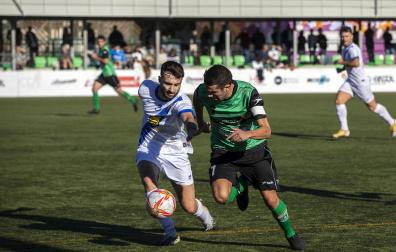 Julián García y Manero corren en busca de un balón este sábado, en Peritos