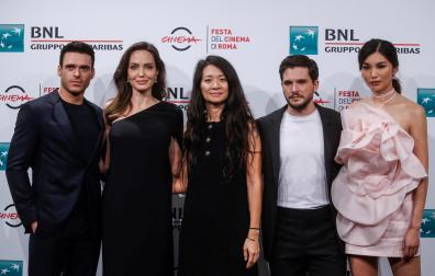 Richard Madden, Angelina Jolie, Chloe Zhao, Kit Harington y Gemma Chan posan en la presentación de 'Eternals' en Roma.