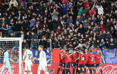 Los jugadores de Osasuna celebran el gol ante el Granada en El Sadar