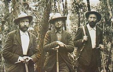 El duque de los Abruzzos, rodeado por sus guías César Ollier y Joseph Petigax, en las montañas Ruwenzori
