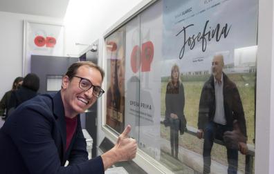 El director alicantino Javier Marco Rico, ayer junto al cartel de su ópera prima ‘Josefina’