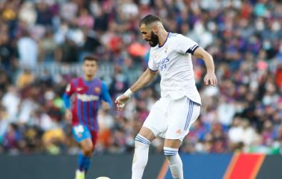 Karim Benzema durante el duelo ante el Barcelona