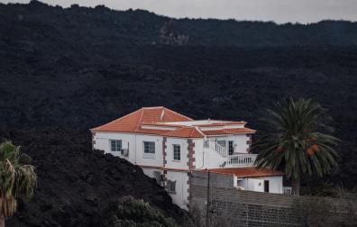 Los hermanos Santaella llevan días viendo qué le pasa a su casa, con la lava pegada a sus paredes