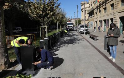 Instalación del poste para el servicio de bicicletas eléctricas junto al Teatro Gayarre