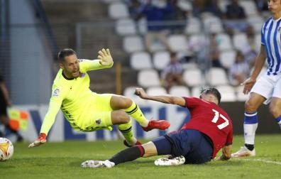 Álex Remiro ante Budimir, en el último amistoso veraniego que disputaron Real Sociedad y Osasuna