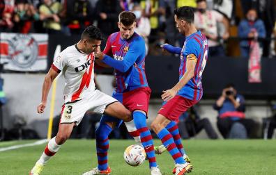 Radamel Falcao pelea por el balón con Gerard Piqué y Sergio Busquets durante el encuentro