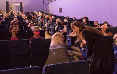 Marina Rodríguez Colás -a la dcha.-, en el Cine Moncayo