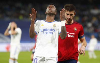 SVinicius se lamenta tras fallar una ocasión con David García en segundo plano