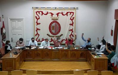 Los concejales de APS y EH Bildu, a mano alzada, votan la aprobación de los estatutos de una sociedad pública deportiva en Sangüesa