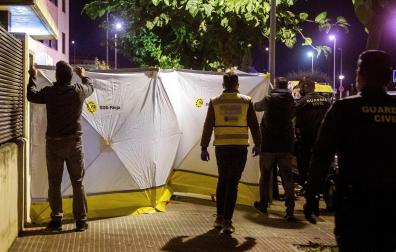 Efectivos de la Guardia Civil trabajan en la vivienda donde han ocurrido los hechos