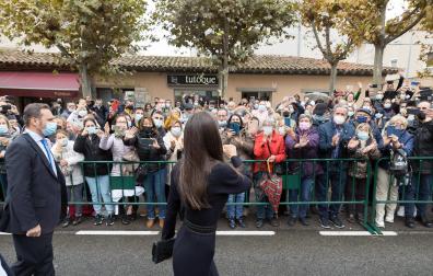 La Reina Letizia saluda a las numerosas personas que se agolparon en las vallas ubicadas frente al Cine Moncayo para recibirla a su llegada al Barrio de Lourdes.