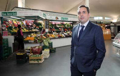 El director general de la Asociación de Industrias Agroalimentarias de Navarra, Aragón y La Rioja (Alinar), Diego Galilea, en el mercado del Ensanche de la capital navarra