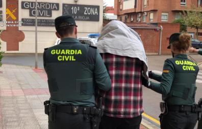 El detenido por el asesinato del menor de nueve años de Lardero (La Rioja), acompañado de varios guardias civiles, sale del cuartel de la Guardia Civil.