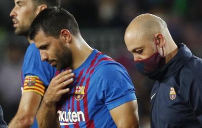 Sergio Agüero abandona el campo en el encuentro de este sábado