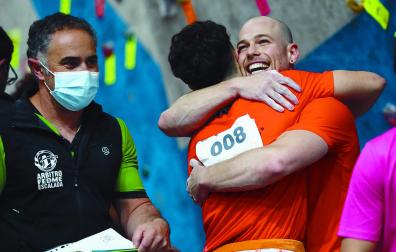 Eric Noya, hispano-venezolano federado por Navarra, se abraza a Unax Uterga tras su semifinal. Al final, los dos subieron al podio