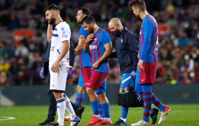 Agüero abandona el terreno de juego durante el duelo frente al Alavés