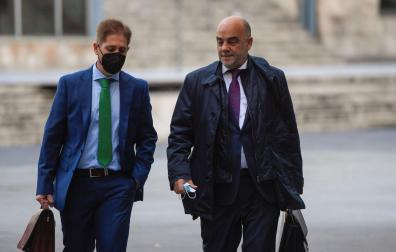 Adrián Fernandez, abogado de la defensa, y Fernando Barutell, abogado de la esposa de uno de los sicarios del caso, a su llegada a la Audiencia Provincial de Oviedo