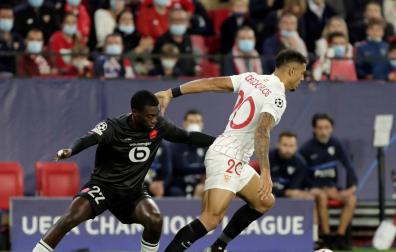 El defensa brasileño del Sevilla FC Diego Carlos pelea un balón con el delantero estadounidense del Lille Tim Weah