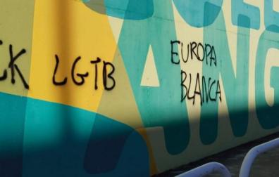 Pintadas en las paredes de la escuela infantil en Sarriguren