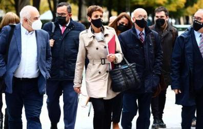 Los vicepresidentes José Mari Aierdi y Javier Remírez, la presidenta María Chivite y los consejeros Bernardo Ciriza y Juan Cruz Cigudosa, llegando este jueves a primera hora al Parlamento de Navarra para asistir al debate