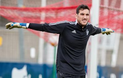A: J.P. Urdíroz
F: 03-11-2021
P: Sergio Herrera
L: Pamplona
T: Instalaciones de Osasuna en Tajonar. Futbol. Entrenamiento Primer Equipo.