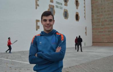 Andoni Gaskue posa en las inmediaciones del centenario frontón Toki Alai de Larraintzar