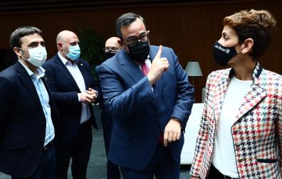 El vicepresidente Javier Remírez habla con la presidenta María Chivite en presencia de Toni Magdaleno, José Luis Arasti y Bernardo Ciriza