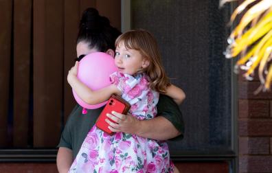 Cleo Smith, a lomos de su madre en su vuelta a casa.