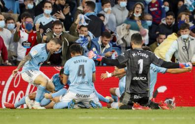 Los jugadores del Celta celebran el gol del empate, anotado por Iago Aspas